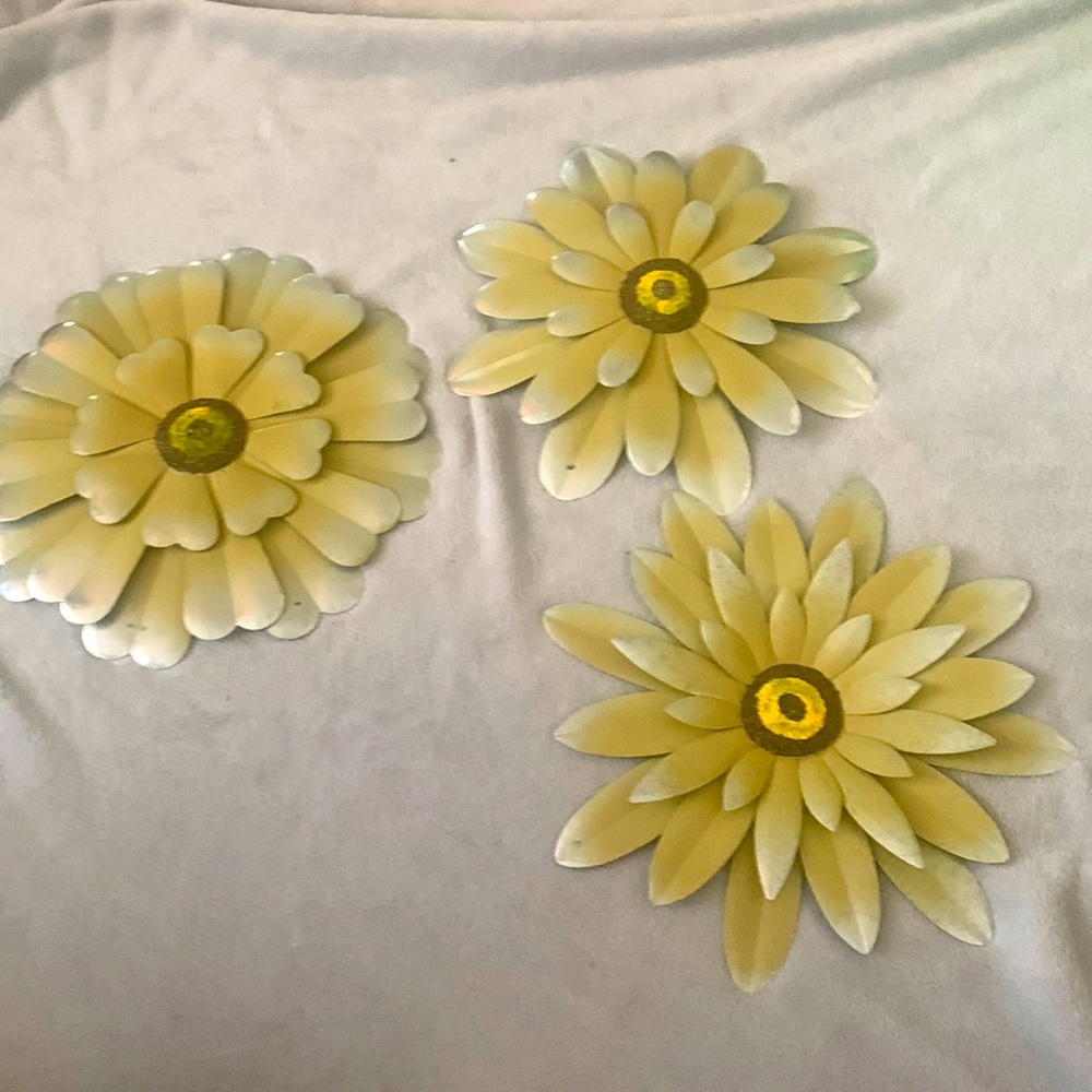 Three metal flowers decor